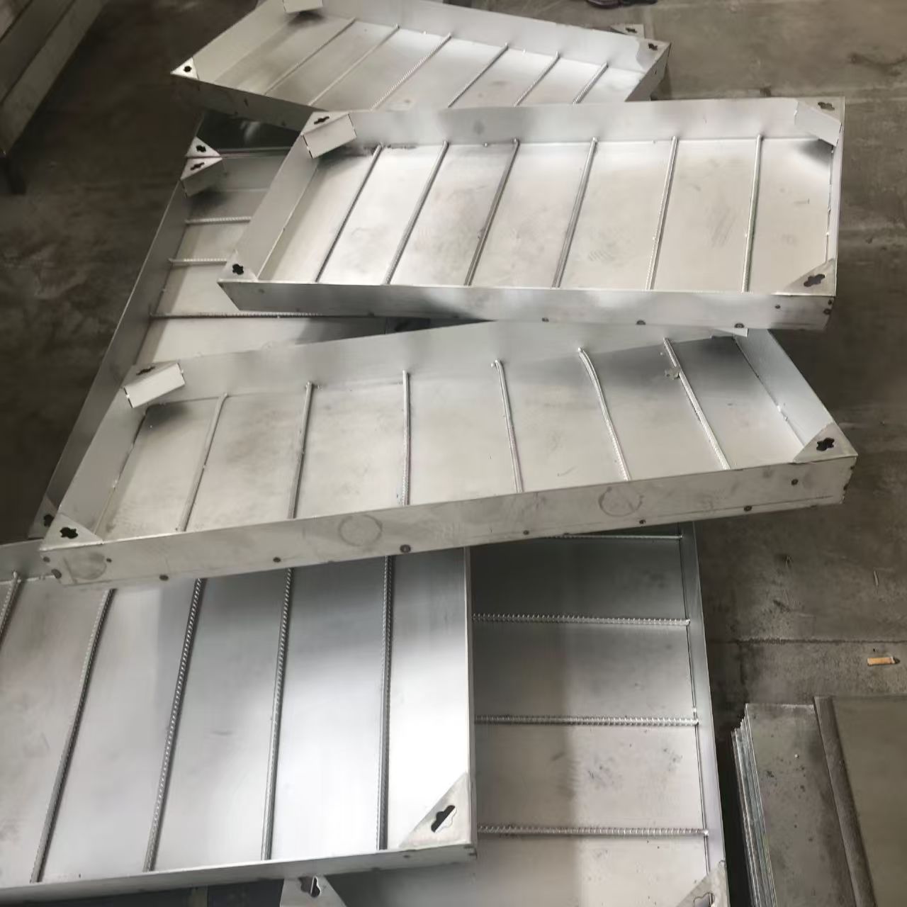 Präzise kundenspezifische Aluminiumfertigung Gehäuse mit enger Toleranz 4 Kundenspezifische Aluminiumfertigung für die Automobil-, Schifffahrts- und Ausrüstungsindustrie