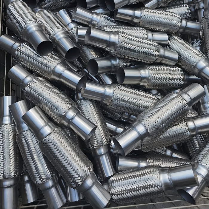 Servizio di saldatura di tubo con flangia in acciaio inossidabile 304 per sistemi automobilistici 4 Tubo saldato di precisione con assemblaggio flangiato per sistemi di scarico e fluidi automobilistici