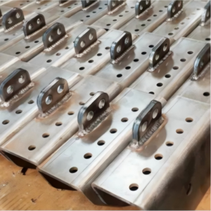 Staffa in acciaio saldato pesante staffe di montaggio industriali perforate