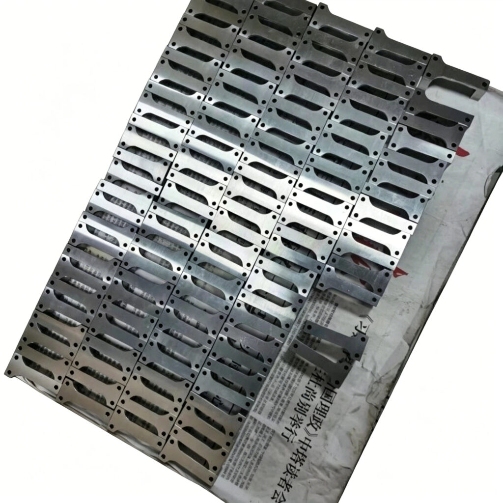 Parti Stampate in Metallo Alti Volumi Staffe per Custodie Elettriche OEM 4 Parti stampate in metallo progettate per applicazioni automobilistiche, industriali e apparecchiature elettriche