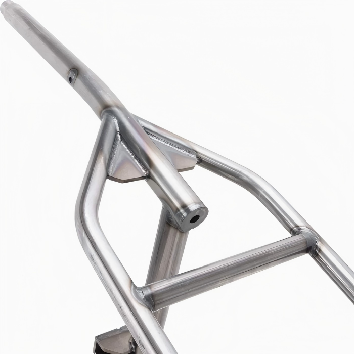 Risultato di saldatura del telaio della bicicletta di alta qualità con cordoni uniformi e finitura impeccabile su geometria personalizzata