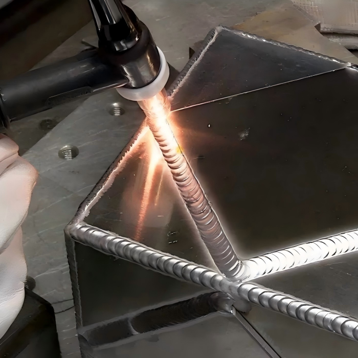Überlegenes Aluminiumschweißen mit MIG: Vollständiger Leitfaden zu Dünnblechfähigkeit, Schweißhaftung, häufigen Fehlern und Einrichtungsparametern 4 Aluminiumschweißen mit MIG-Fertigung mit glatten Schweißraupen und richtigen Schweißtechniken