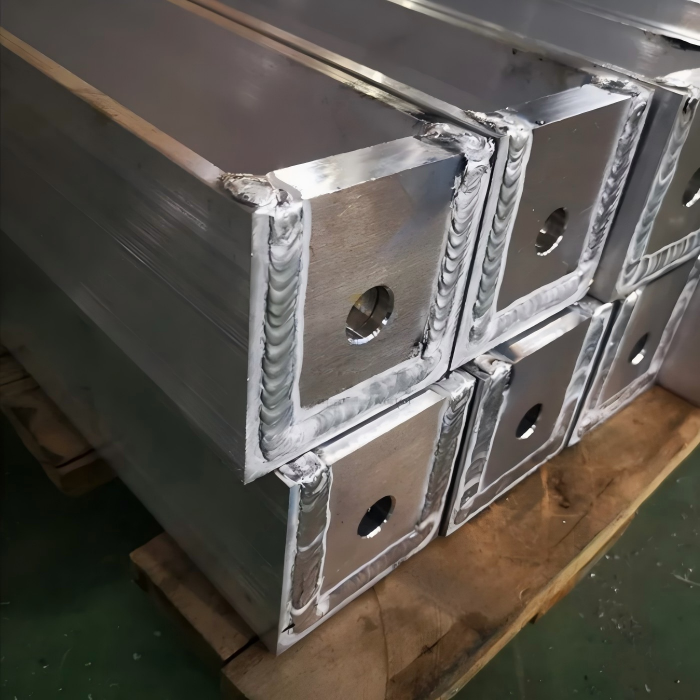 Überlegenes Aluminiumschweißen mit MIG: Vollständiger Leitfaden zu Dünnblechfähigkeit, Schweißhaftung, häufigen Fehlern und Einrichtungsparametern 2 Präzisions-Aluminiumschweißen mit MIG für leichte Aluminiumteile und zuverlässige industrielle Fertigung